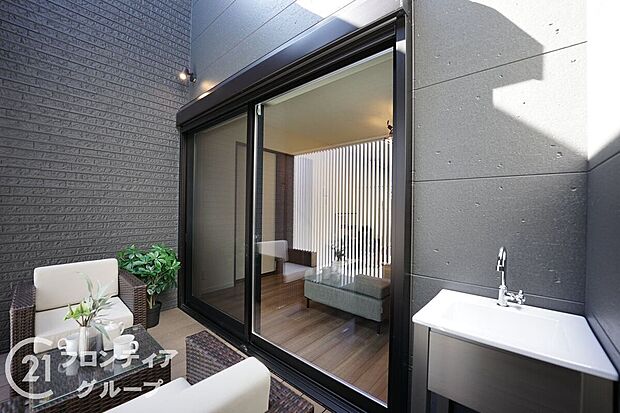 【その他】【施工例/デッキスペース】【全国1位の実績と信頼】弊社は昨年度売上・契約件数全国実績第1位!フロンティアグループでは、関西エリアを中心に7800件以上の物件情報を公開中。複数の物件をまとめてご案内も可