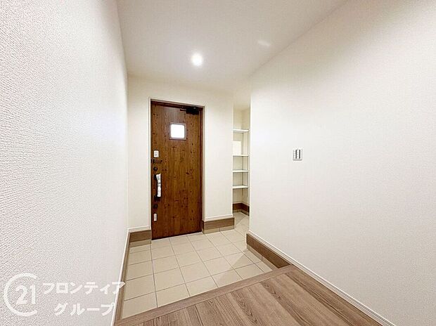 【玄関】玄関は防犯性の優れたダブルロックドアです!