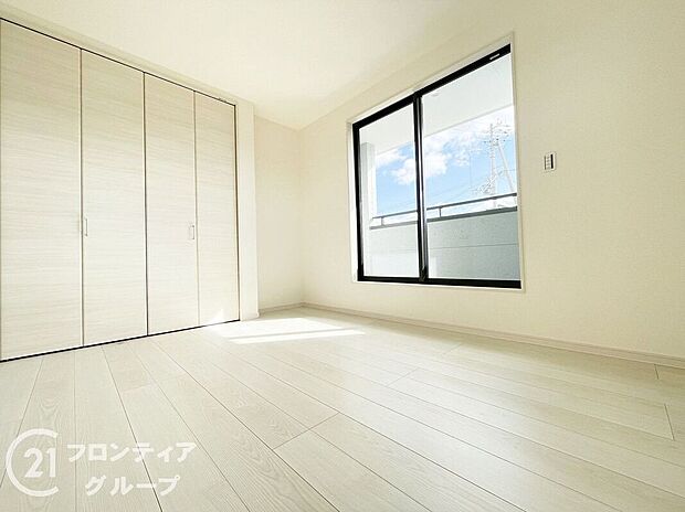 【子供部屋】寝室や子供部屋など用途多彩な明るい洋室!