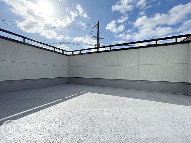 【バルコニー】日当たりの良いバルコニーは、お洗濯が多いときも安心!たくさん干してもカラっと乾きそうです!