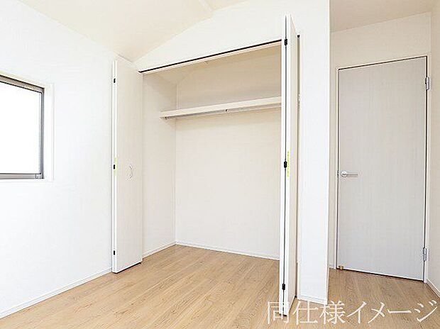 【同仕様画像 (その他内観)】\同仕様写真/充実した収納スペースなので、お子様が大きくなって、荷物が増えてもたっぷり収納しておけますね