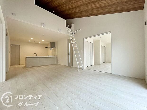 【リビング】LDKには大きな窓からたくさんの光が入り、明るく、開放的な空間を演出してくれます。お友達が遊びに来た時も自慢のリビングになりますね!