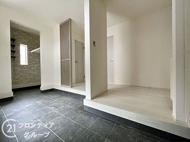 【玄関】素敵なデザインの玄関ドアは、断熱性に優れた省エネ仕様