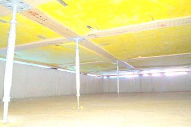 【構造】建物の床を支える「床束」と呼ばれる支持材に、サビやシロアリを寄せ付けない鋼製の床束を採用。従来品に比べ信頼性が高く、安心の強度で頑丈な構造を支えます。長期間の使用でも痩せず、腐らずメンテナンス性にも優