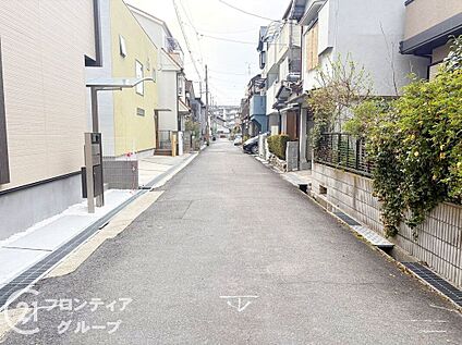 前面道路含む外観