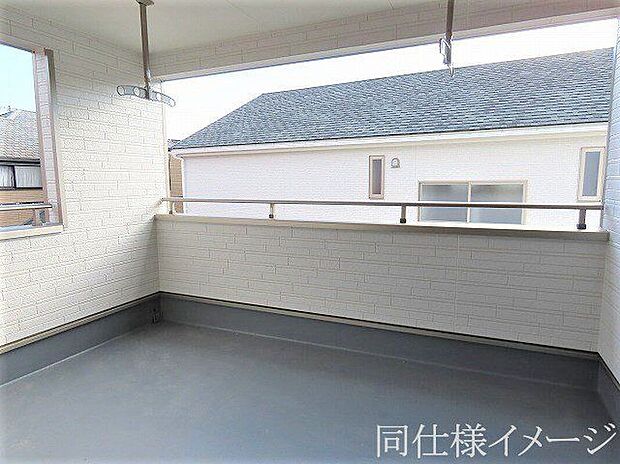 【同仕様画像 (その他内観)】\同仕様写真/日当たりの良いバルコニーは、お洗濯が多いときも安心。たくさん干してもカラっと乾きそうです!