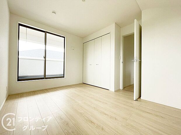 【寝室】こちらのお部屋はバルコニーに面しており、日当たり、通風ともに良好です！