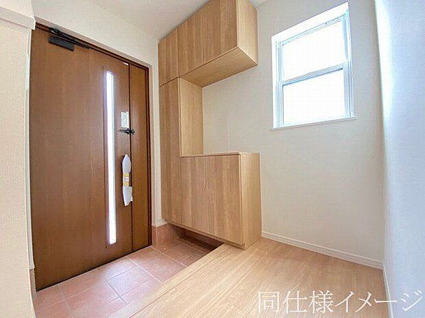 【同仕様画像 (その他内観)】\同仕様写真/玄関ではタイルを採用しており、お掃除楽々!特にお子さまがたくさんの砂を持って帰ってきても安心ですね!