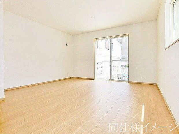 【同仕様画像 (リビング)】\同仕様写真/シンプルで美しいデザインのリビングは、お好みのインテリアにコーディネイトしやすく、家族がやすらぐ癒しの空間が作れますね。