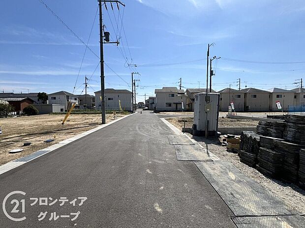 【前面道路含む外観】現地写真更新!現地ご案内とともに住宅ローンのご相談も承ります!実際の道路幅や雰囲気は、ぜひ一緒に現地で確認いたしましょう