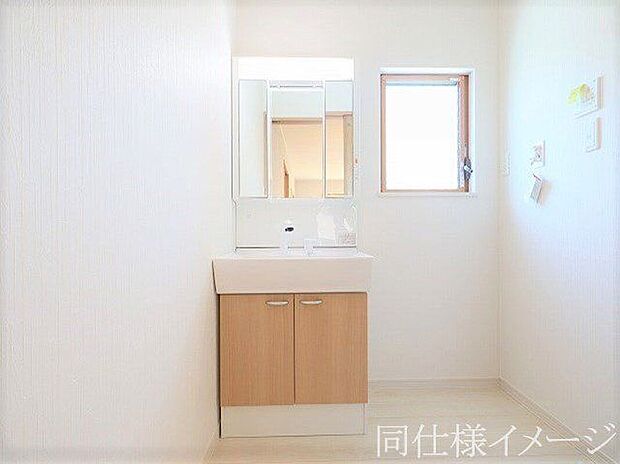 【同仕様画像 (その他内観)】\同仕様写真/小窓付きの洗面室は、毎朝心地よい光を運んでくれるので、すがすがしい気持ちで1日をスタートできます!また、1坪以上の広い空間です!