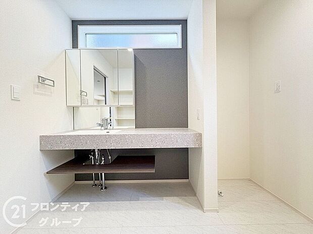 【洗面】小窓付きの洗面室は、毎朝心地よい光を運んでくれるので、すがすがしい気持ちで１日をスタートできます！