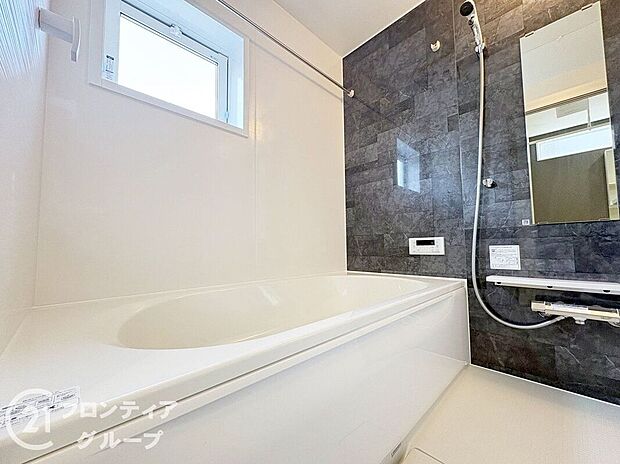 【バス】無駄を無くした新形状でしっかり節水。くつろぎの入り心地を実現した『らくエコ浴槽』を採用！床はクリーン床を採用しており、お風呂掃除が楽に行えます。