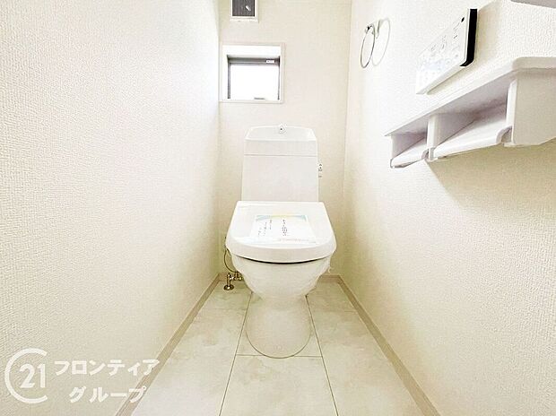 【トイレ】便器にふちがなく、汚れが隠れて見えない部分が極端に少なくなっており、お手入れも楽々!スピーディでパワフルな洗浄力を実現しています!