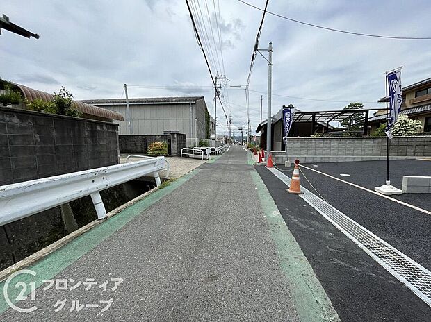 【前面道路含む外観】現地写真更新！現地ご案内とともに住宅ローンのご相談も承ります！実際の道路幅や雰囲気は、ぜひ一緒に現地で確認いたしましょう