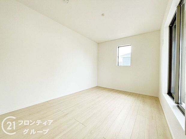 【寝室】こちらのお部屋はバルコニーに面しており、日当たり、通風ともに良好です！
