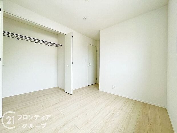 【収納】奥行きのあるクローゼットでたっぷり収納できますね