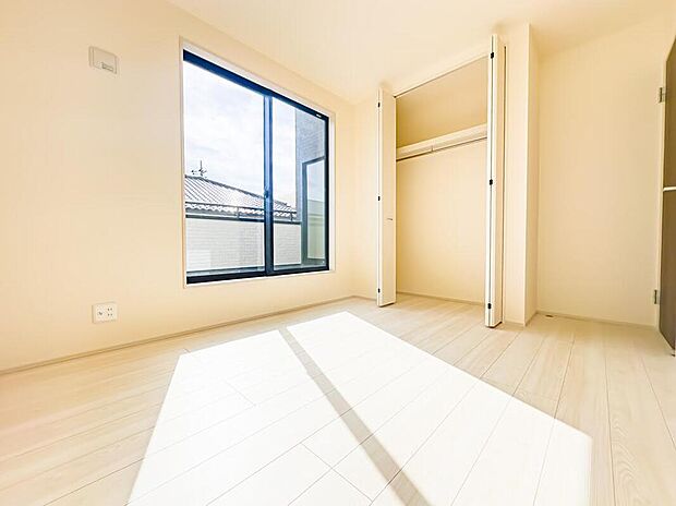 バルコニーに出ることができる、約5.3帖の居室。大きなクローゼットをご用意しております。現地(2026年2月)撮影