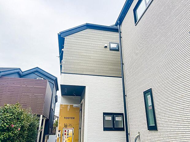 爽やかな印象の外観部分。シンプルイズベストの飽きのこないデザインです。現地（2026年3月）撮影