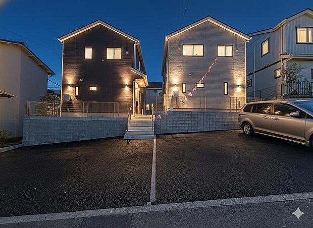 低層の一戸建てを中心とした街並みが整然と続き、周辺は高い建物が建っていないので、採光や開放性に恵まれ、空が広く緑の多い閑静な趣を感じる環境です。
※CG加工済（照明器具無）