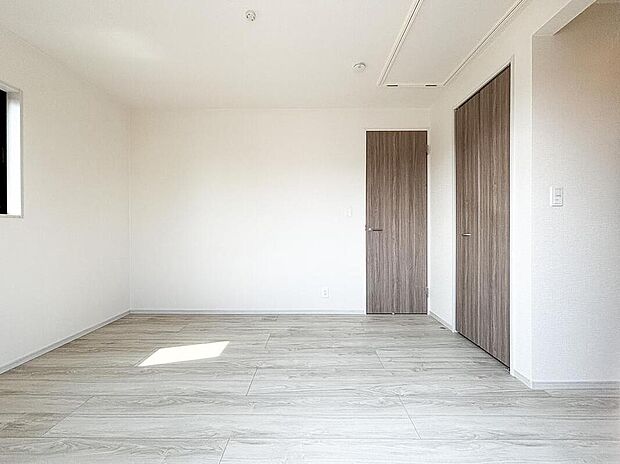 6帖の洋室には、WICに加え、秘密基地のような小屋裏収納を完備。充実の収納力が、お部屋に「散らからないゆとり」を生みます。自分時間を大切にできる快適な空間です。