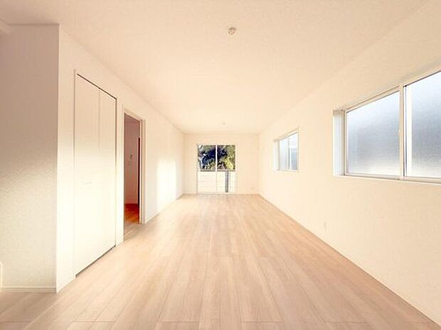 明るい陽光が降り注ぐ広々とした空間は、家族が自然と集まる心地よいリビングです。お子様がのびのびと過ごせる開放的な住まいをぜひ。