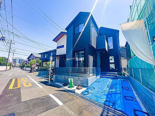 【1号棟】
前面道路は約6mの広さです。車庫入れがスムーズに行えます。現地のご見学も可能です。お気軽にお問い合わせください。
※現地(2026年5月)撮影