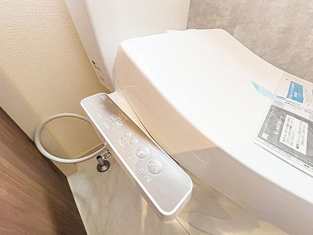 【ウォシュレット】温水洗浄機能でいつでも清潔に使えるウォシュレットを完備。快適性を高めたワンランク上の設備です。