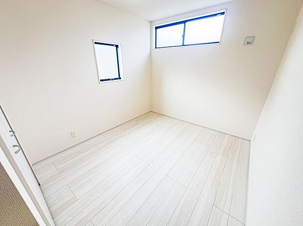 【リビング以外の居室】子供部屋や書斎、テレワークルームなどにするにも丁度良い広さの居室。使い方は貴方次第です。現地(2026年2月)撮影