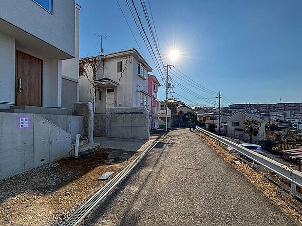 【前面道路含む現地写真】幅員約4mの前面道路は交通量が少なく、静かで落ち着いた住環境です。間口がゆったりとしているため、並列2台分のカースペースへの車庫入れもスムーズに行えます。
