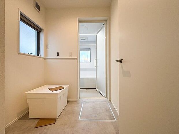 【洗面台・洗面所】無駄をなくした、すっきりとした脱衣所。シンプルだからこそ、毎日の身支度がスムーズに。清潔感あふれる空間で、気持ちよく一日をスタートできます。