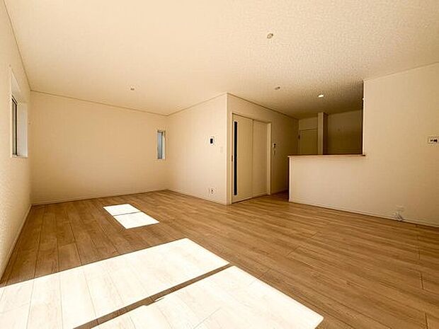 【リビング】リビングで子供を走り回らせたい♪大きなソファやダイニングテーブルでゆったり食事をしたりくつろぎたい♪そんな夢が叶えられる空間です♪