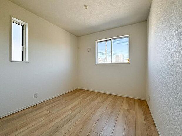 【リビング以外の居室】各居室にはクローゼットを完備し、家具の配置にも困らない設計がされています。採光と通風のバランスがほどよく絶妙です。