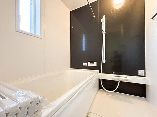 【浴室】広々としたユニットバスは、足を伸ばしてゆったりくつろげる癒しの空間。お風呂好きにはたまらない心地よいひとときを叶えます。