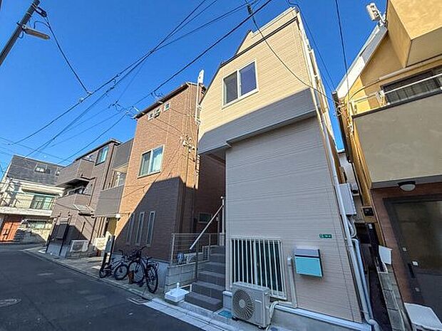 【現地外観写真】（2026.3.8撮影）利便性と自然、周辺環境の心地よさは写真や文章では伝えきれません。日々の動線や採光、周辺施設との距離感まで、ぜひ現地でご体感ください。