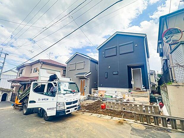 【前面道路含む現地写真】外観は落ち着いた配色のシンプルイズベストな飽きのこないデザインです。完成を楽しみにお待ちください。現地(2026年3月)撮影