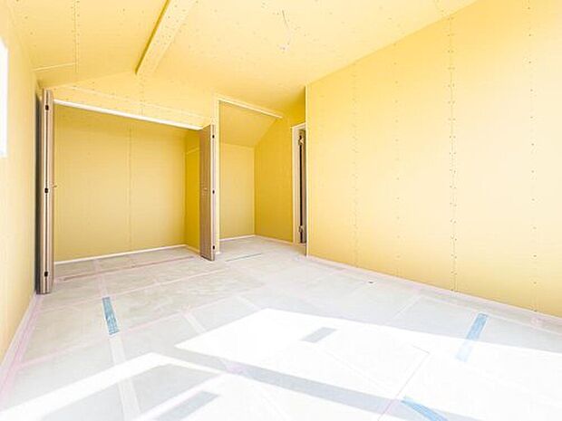 【リビング以外の居室】1号棟：約7.06帖の主寝室は、ベットを置いても余裕がありそうなスペースです。バルコニーに出ることができます。※現地（2026年2月）撮影