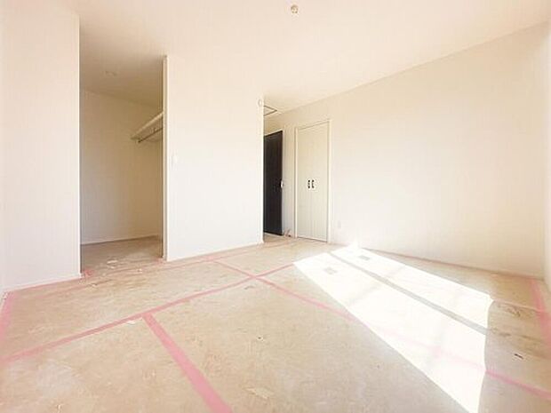 【1号棟：リビング以外の居室】ウォークインクローゼットを完備した約7.5帖の主寝室。ゆとりの1室です。※現地（2026年3月）撮影