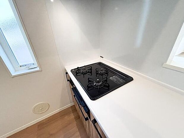 【３口コンロ】毎日料理をする、料理が好き、家族が多くて量を作る必要がある、等の方々にとっては必須の３口コンロ。同時進行で効率アップはもちろん鍋を移動する回数が減り、無駄な動きを軽減することが出来ます。