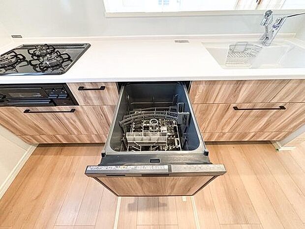 【ビルトインタイプ食器洗乾燥機】「ビルトインタイプ食器洗乾燥機」通常の手洗いでは使用出来ないほど高温のお湯や高圧水流を使うことにより汚れを効果的に落とすことができる。殺菌効果が非常に高く哺乳瓶などを使う家庭で需要が高く大変便利。