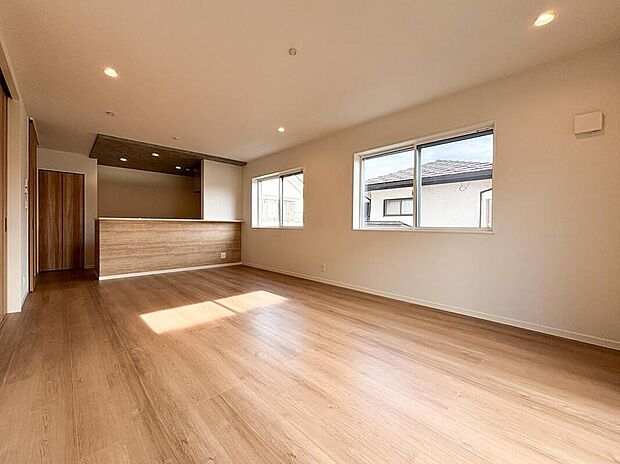 【リビング】リビングで子供を走り回らせたい♪大きなソファやダイニングテーブルでゆったり食事をしたりくつろぎたい♪そんな夢が叶えられる空間です♪