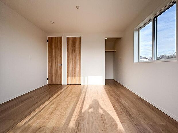 【リビング以外の居室】陽光がたっぷりと差し込む、明るく開放的な洋室。奥には大容量の「ウォークインクローゼット」を完備しました。衣類をすっきり収納でき、住空間を広々と贅沢に使えます。