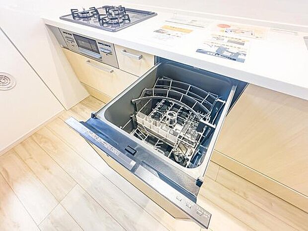 【食器洗浄乾燥機】毎日の家事負担を軽減してくれる食器洗浄乾燥機を標準装備。
節水効果もあり、忙しい毎日にゆとりを生み出します。
