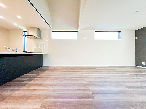 家族がくつろげる広々としたリビング。日差しがたっぷり降り注ぎ、明るく開放的な空間が広がります。ここで過ごす時間が家族の笑顔とともに特別な思い出になり、毎日の生活をより豊かなものにしてくれます。