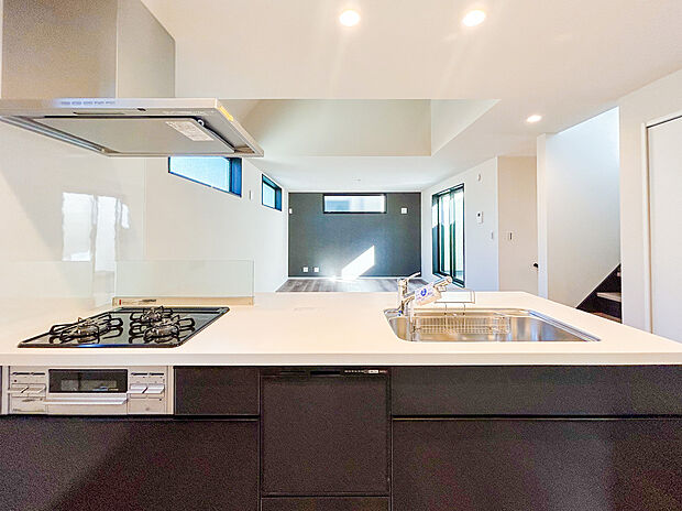 対面式のシステムキッチンで、リビングを見渡しながら料理ができる開放感。広いカウンターと豊富な収納スペースが、調理をよりスムーズに。居心地の良い空間で、料理をしながらコミュニケーションが生まれます。