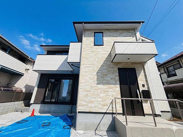 スタイリッシュな外観に加え駐車スペースも確保されており、日々の生活の利便性にも配慮された住まいです。バルコニーも備えられており、採光や通風にも配慮された設計となっています。