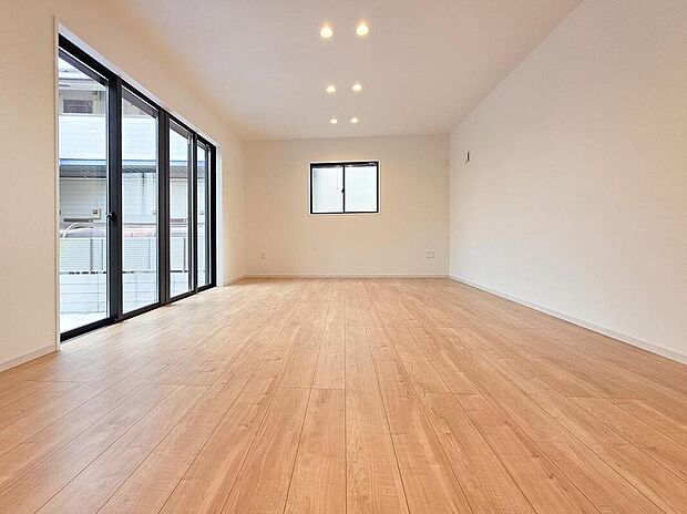 ワイドなリビングは奥行きのある空間で、家具配置の自由度が高く使い勝手の良い設計です。掃き出し窓から光が入り室内を明るく保ち、ゆったりと過ごせる快適な住空間となっています。