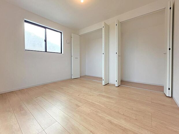 2面に広がるクローゼットを備えた洋室は収納力が豊富で、お部屋を広くすっきり使えます。腰高窓から安定した採光を確保し、プライバシーにも配慮された落ち着きのある空間です。