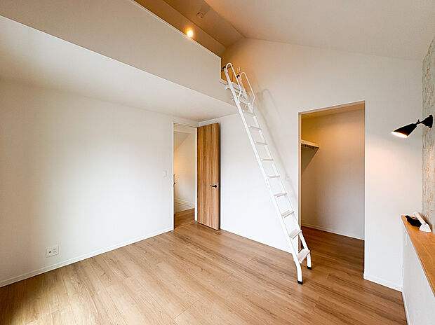 勾配天井のあるお部屋は、天井の高さを活かして開放感を感じられる設計が特徴です。空間を広々と感じられるだけでなく、採光性が高まり、自然光がたっぷり差し込む明るい住まいです。