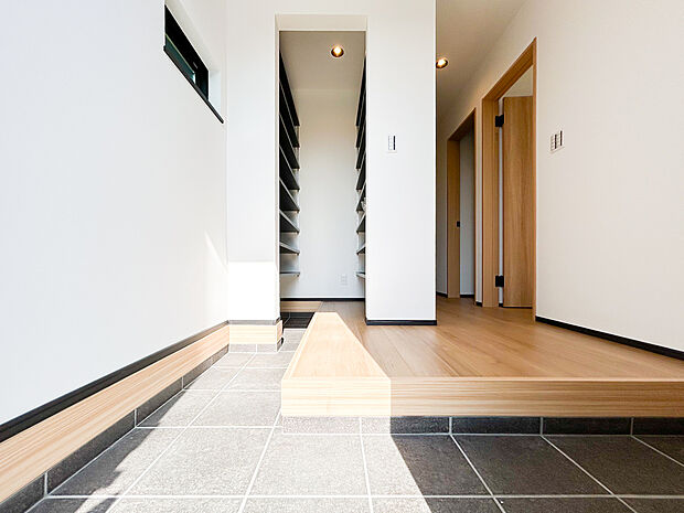 ゆとりある広さの玄関スペースが来客を温かく迎えます。シューズクロークや収納スペースを備えており、靴や荷物が整理しやすい使い勝手の良い設計です。(3号棟)